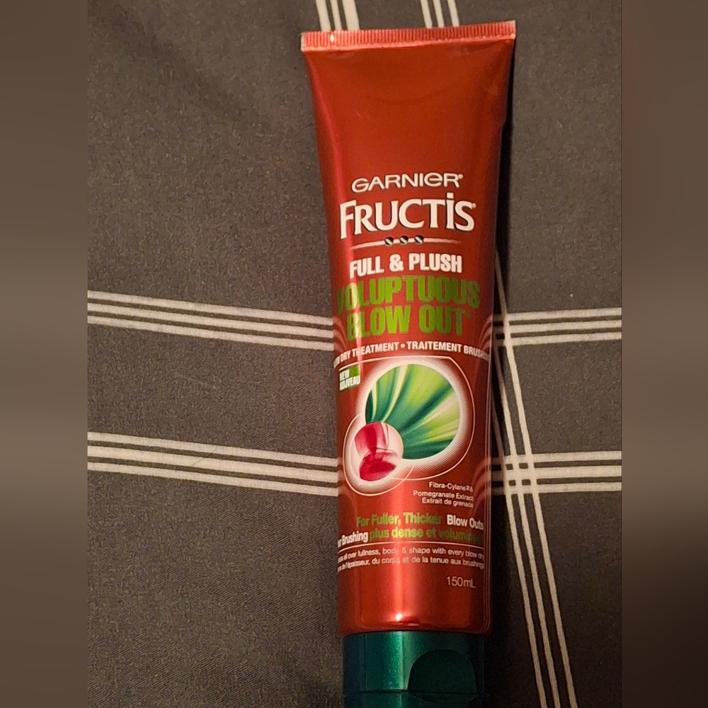 Garnier Fructis Full & Plush Blow Out Styling Treatment - Red and Green Accents